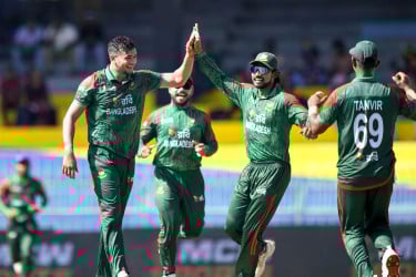 তাসকিন-তানজিম তোপে ৩ উইকেট হারিয়ে বিপাকে শ্রীলঙ্কা