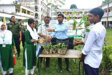 আড়াইহাজারে এক দিনে ১০ হাজার গাছের চারা বিতরণ