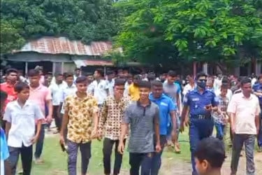 গাইবান্ধায় স্কুলের প্রাচীর নির্মাণে বাধা, শিক্ষার্থীদের বিক্ষোভ