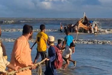 কুয়াকাটায় ট্রলার ডুবি, ৩ ঘণ্টা পর উদ্ধার