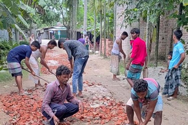 বড়াইগ্রামে গ্রামবাসীর অর্থ ও স্বেচ্ছাশ্রমে রাস্তা সংস্কার