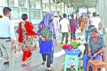 রাজধানীতে অরক্ষিত ফুটওভার ব্রিজ