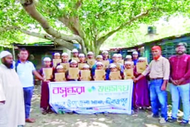 মাদরাসা শিক্ষার্থীদের শিক্ষা উপকরণ দিল বসুন্ধরা শুভসংঘ