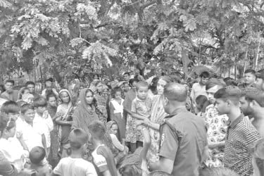 স্কুলের প্রাচীর নির্মাণে বাধা, শিক্ষার্থীদের বিক্ষোভ
