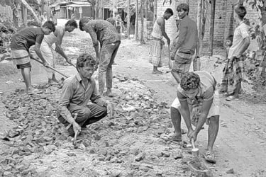 স্বেচ্ছাশ্রমে রাস্তা সংস্কার