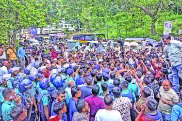 ছাত্র-পুলিশ সংঘর্ষে উত্তপ্ত চট্টগ্রাম