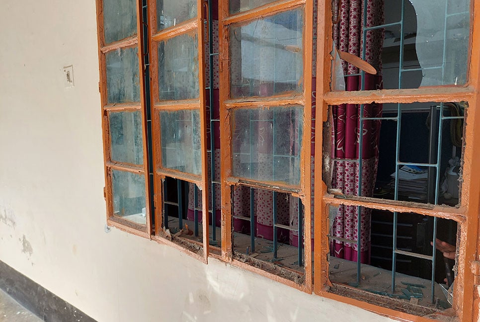 পাটগ্রাম থানা চত্ত্বরে দুষ্কৃতিকারী-পুলিশ সংঘর্ষে পুলিশসহ আহত ২০