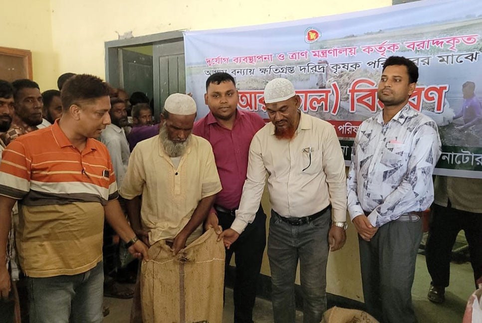 সিংড়ায় ক্ষতিগ্রস্ত কৃষকদের সহায়তা