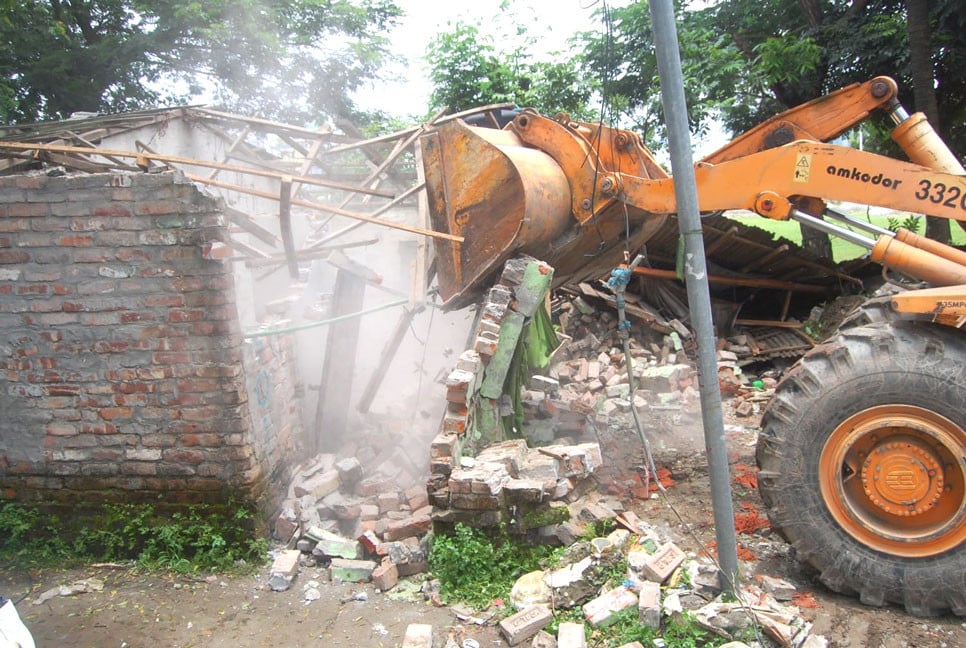 ২০ বছর পর দখলমুক্ত হলো বরিশাল জিলা স্কুলের মাঠ