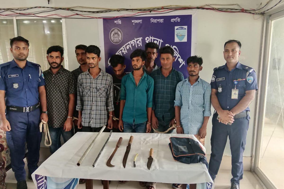 মহাসড়কে ডাকাতির প্রস্তুতিকালে ৮ ডাকাত গ্রেফতার