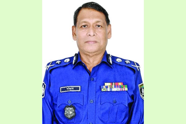 পুলিশ ধৈর্যের সঙ্গে দায়িত্ব পালন করছে