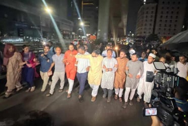 কার্যালয়ের সামনে ককটেল বিস্ফোরণের প্রতিবাদে এনসিপির বিক্ষোভ