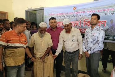 সিংড়ায় ক্ষতিগ্রস্ত কৃষকদের সহায়তা