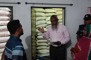 শ্বশুরবাড়িতে অবৈধভাবে চাল মজুদ, ধরা খেলেন জামাই