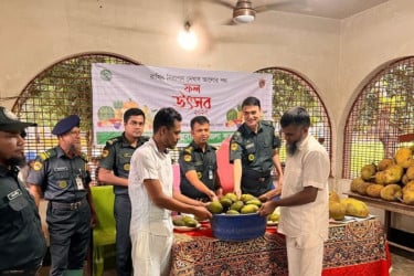 কক্সবাজার কারাগারে মৌসুমি ফল উৎসব