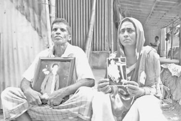 ছবিতে শহীদ সন্তানের স্মৃতি হাতড়ান মা-বাবা