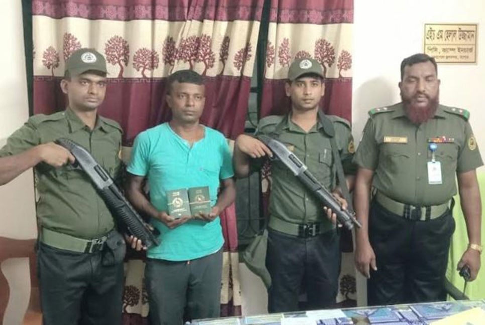 বেনাপোলে ২০টি বাংলাদেশি পাসপোর্টসহ ভারতীয় ট্রাক 
ড্রাইভার আটক
