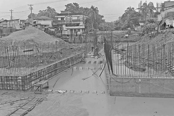 ব্যস্ত সড়ক কেটে স্লুইস গেট নির্মাণ