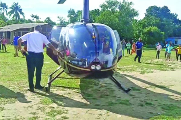 হেলিকপ্টারে এলেন বর