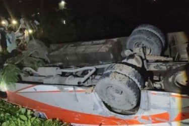 চট্টগ্রাম-কক্সবাজার মহাসড়কে নিয়ন্ত্রণ হারিয়ে বাস খাদে, নিহত ২