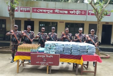 ফেনীতে ১৫ কেজি গাঁজা ফেলে পালাল মাদক কারবারী