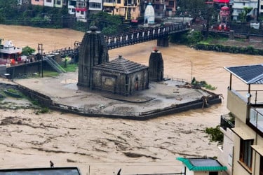 টানা বৃষ্টিতে বিপর্যস্ত হিমাচল, মৃত অন্তত ৬৩