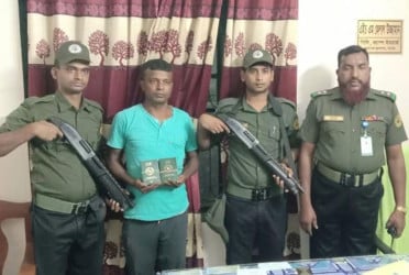 বেনাপোলে ২০টি বাংলাদেশি পাসপোর্টসহ ভারতীয় ট্রাক 
ড্রাইভার আটক
