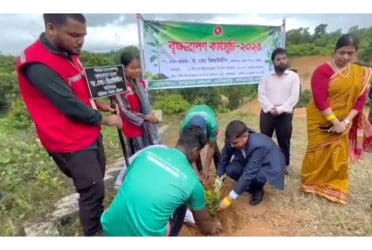 খাগড়াছড়ির মানিকছড়ি ডিসিপার্ক পরিদর্শনে বিভাগীয় কমিশনার