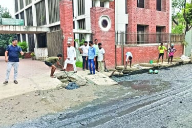 ড্রেন পরিষ্কার, লাইটিং ও নিরাপত্তায় কাজ করছেন তরুণরা