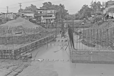 ব্যস্ত সড়ক কেটে স্লুইস গেট নির্মাণ