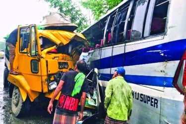 সড়কে মৃত্যুর ফাঁদ