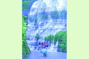 স্নিগ্ধতার পরশ এঁকেছে পাহাড়ি ঝরনা