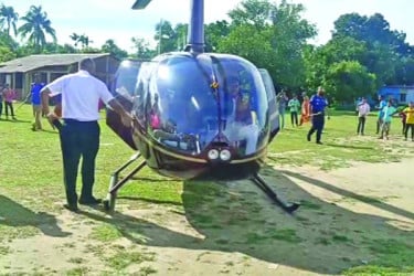 হেলিকপ্টারে এলেন বর