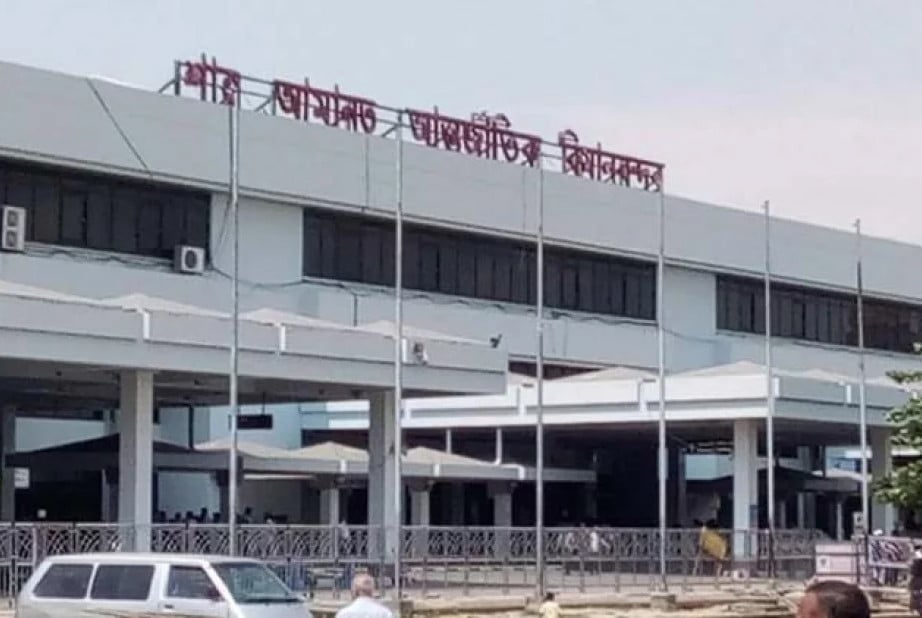 চট্টগ্রামে রানওয়েতে আটকা মদিনা ফেরত উড়োজাহাজ