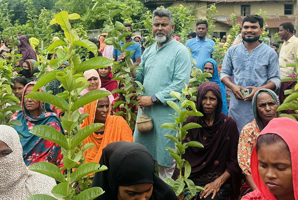 জিয়াউর রহমানের শাহাদাতবার্ষিকী উপলক্ষে নওগাঁয় বৃক্ষরোপণ