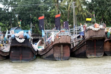 উত্তাল বঙ্গোপসাগরে আশ্রয় নিল শত শত ট্রলার, চার বন্দরে সতর্কতা