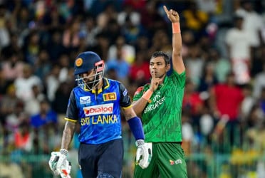 লঙ্কানদের চেপে ধরেছে টাইগাররা
