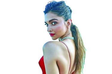 বিশেষ সম্মাননায় দীপিকা