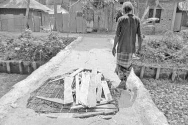 ব্রিজ ভেঙে দুর্ভোগে ১০ গ্রামের মানুষ