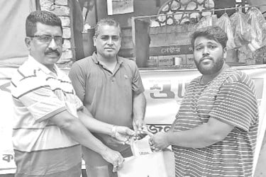 বসুন্ধরা শুভসংঘের সহায়তা পেয়ে আপ্লুত চা-দোকানি