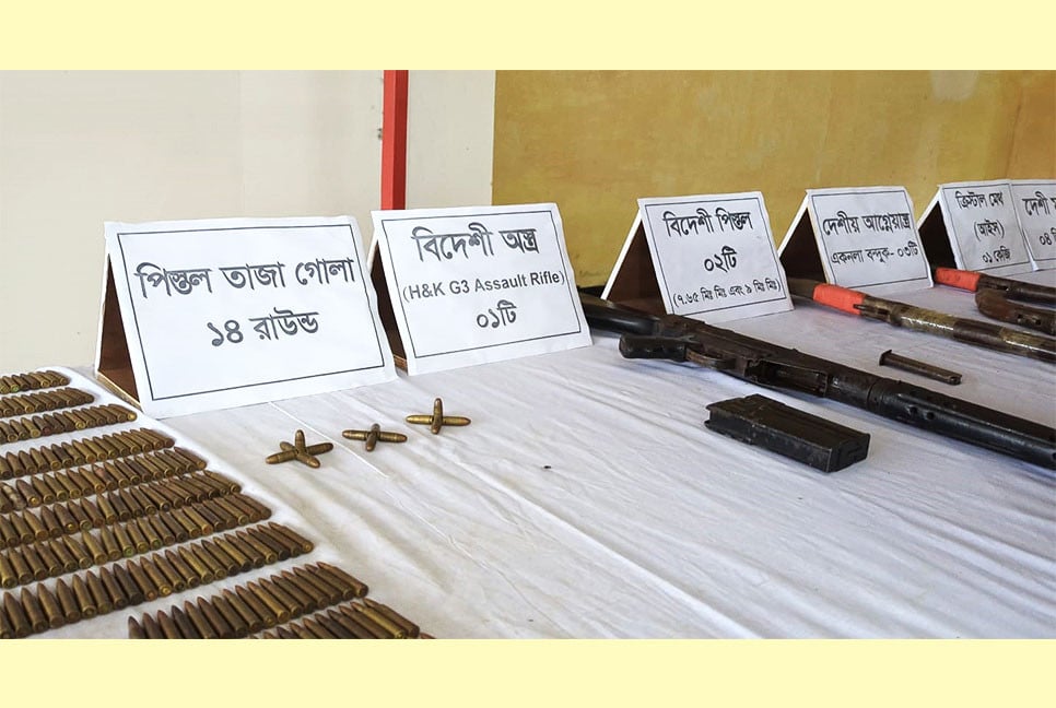 টেকনাফে যৌথ অভিযানে অস্ত্র, গুলি ও আইস উদ্ধার
