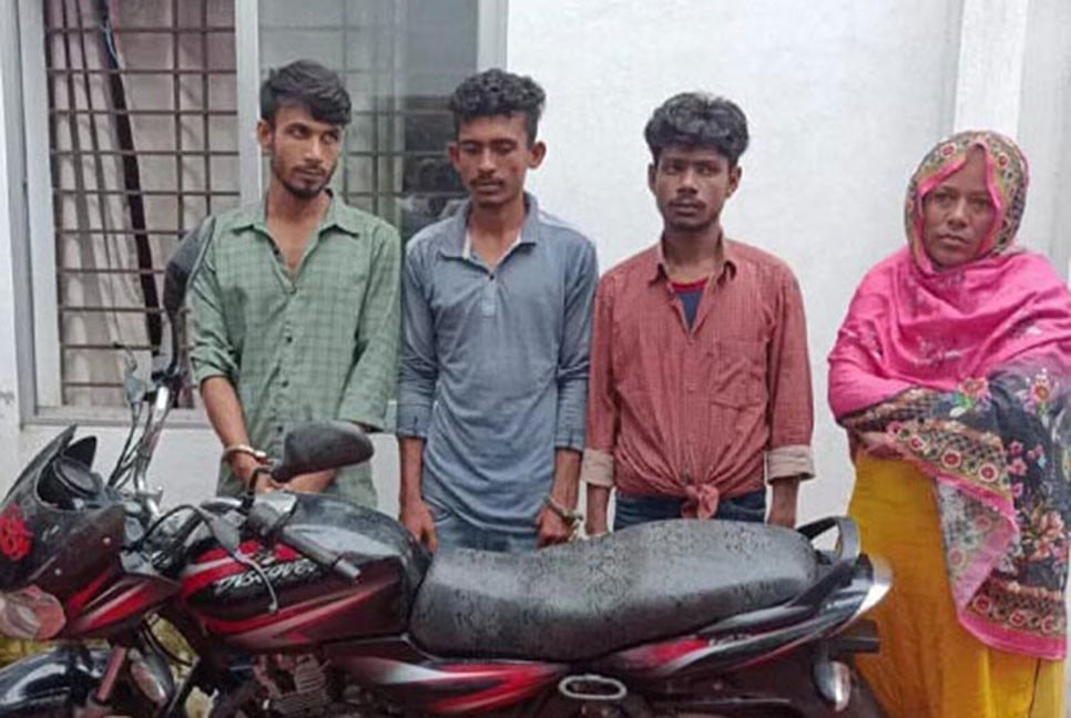 ঝিনাইদহে মোটরসাইকেল ছিনতাই, আটক ৪