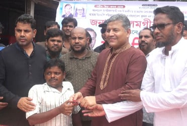 ফরিদপুরে ‘আমরা বিএনপি পরিবার’-এর উদ্যোগে ইজিবাইক বিতরণ