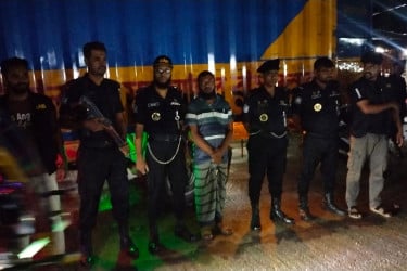 ভোলায় র‍্যাবের অভিযানে ৩৭ ব্যারেল সয়া‌বিন তেল জব্দ, আটক ১