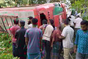 দিনাজপুরে বাস উল্টে একজন নিহত