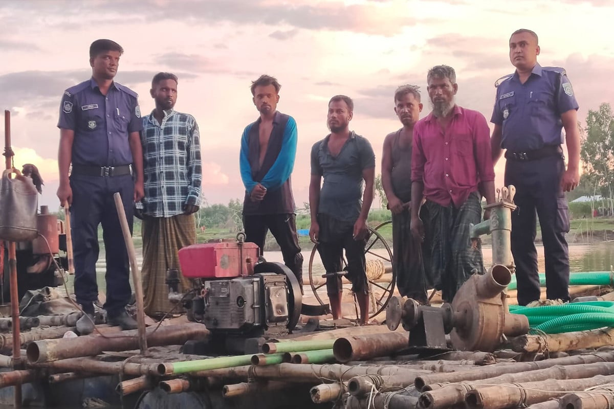 গাইবান্ধায় অবৈধ বালু উত্তোলনের দায়ে ড্রেজার মেশিনসহ গ্রেফতার ৬