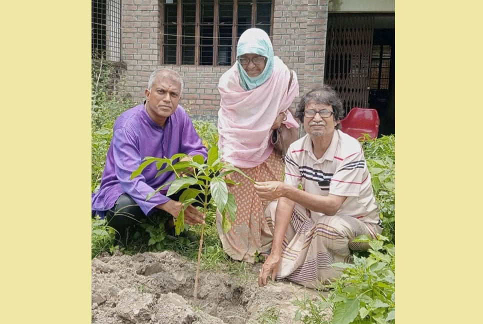 পায়রাবন্দে বেগম রোকেয়া স্মৃতি কেন্দ্রে যুক্ত হলো ননি ফলের চারা