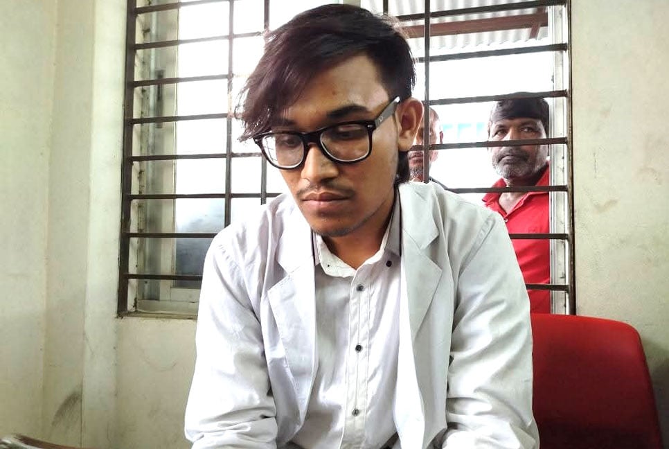 যশোরে ভুয়া চিকিৎসক আটক, পুলিশে সোপর্দ