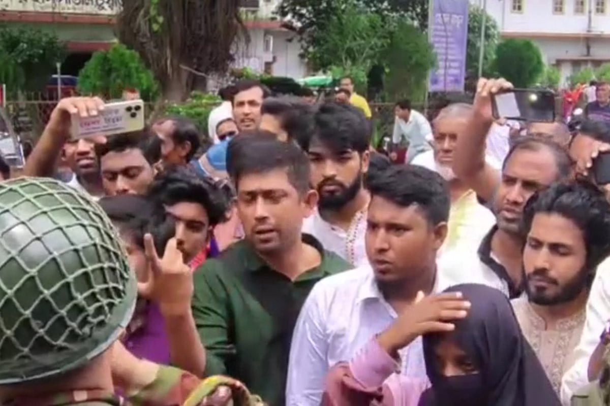 নিয়োগ পরীক্ষায় দুর্নীতির অভিযোগ, বাতিলের দাবিতে অবস্থান