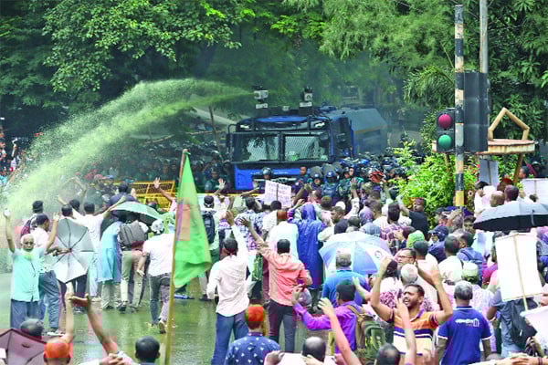 পুলিশের বাধা লাঠিচার্জ টিয়ার শেল